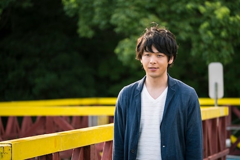 「オズランド 笑顔の魔法おしえます。」より、中村倫也演じるトシくん。