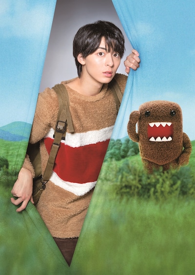 左から高杉真宙、どーもくん。