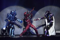 「仮面ライダービルド ファイナルステージ＆番組キャストトークショー スペシャルバージョン」の様子。左から仮面ライダーグリスブリザード、ブラッドスターク、仮面ライダープライムローグ。