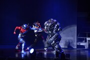 「仮面ライダービルド ファイナルステージ＆番組キャストトークショー スペシャルバージョン」より、最後の戦いに挑む仮面ライダービルド（左）と仮面ライダークローズ（中央）。