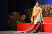 かぐや姫をイメージした十二単で登場した広瀬アリス。