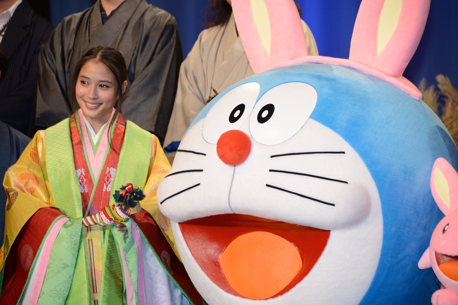 左から広瀬アリス、ドラえもん。