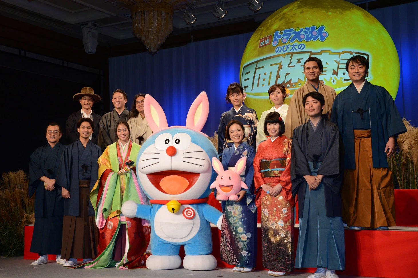 「映画ドラえもん のび太の月面探査記」製作発表会見の様子。前列左から吉田鋼太郎、柳楽優弥、広瀬アリス、ドラえもん、辻村深月、水田わさび、八鍬新之介。後列左から平井大、高橋茂雄、中岡創一、かかずゆみ、大原めぐみ、木村昴、関智一。
