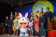 「映画ドラえもん のび太の月面探査記」製作発表会見の様子。前列左から吉田鋼太郎、柳楽優弥、広瀬アリス、ドラえもん、辻村深月、水田わさび、八鍬新之介。後列左から平井大、高橋茂雄、中岡創一、かかずゆみ、大原めぐみ、木村昴、関智一。