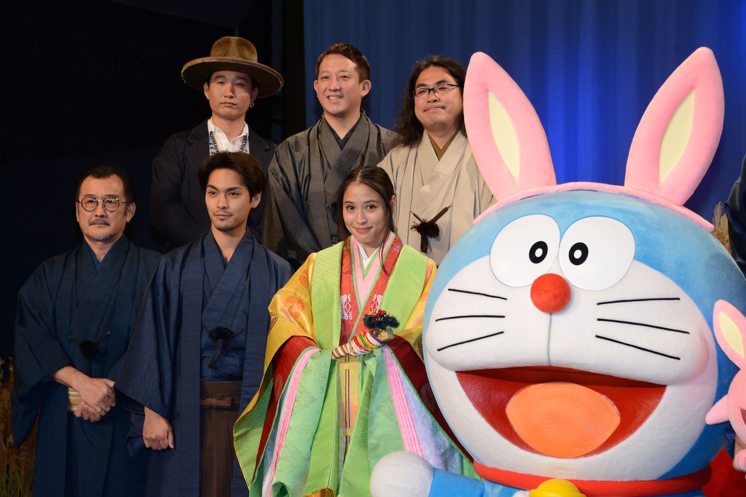 「映画ドラえもん のび太の月面探査記」製作発表会見の様子。前列左から吉田鋼太郎、柳楽優弥、広瀬アリス、ドラえもん。後列左から平井大、高橋茂雄、中岡創一。