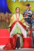 本作のテーマである“月”にちなみ、かぐや姫をイメージした十二単で登場した広瀬アリス。