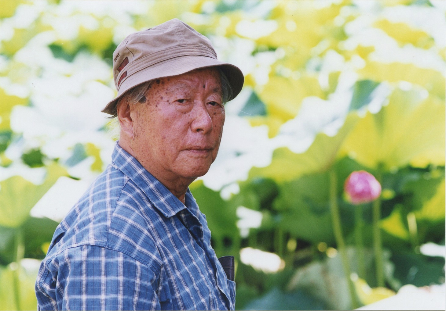 不忍池にて木村威夫（2002年）。撮影：松尾正信
