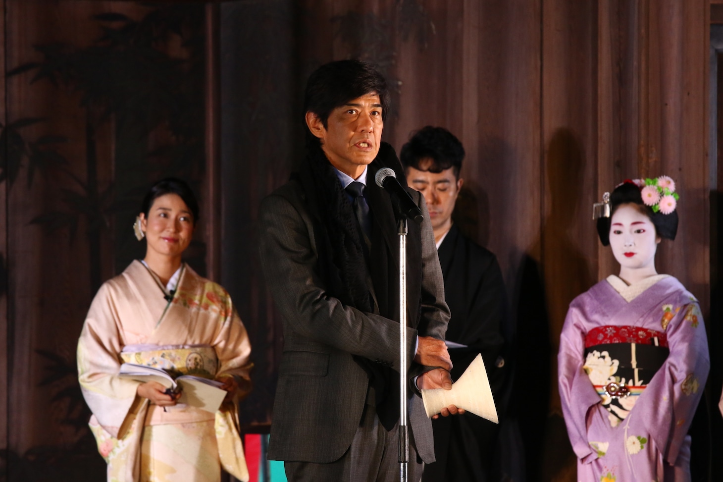 京都国際映画祭2018オープニングセレモニーでの佐藤浩市（手前）。
