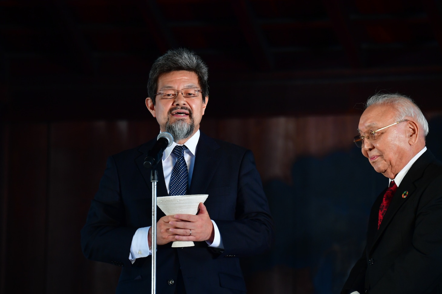 京都国際映画祭2018オープニングセレモニーでの降旗淳平（左）。