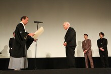 「多十郎殉愛記」ワールドプレミアでの中島貞夫（手前右）。
