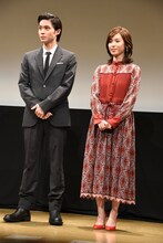 左から磯村勇斗、白石聖。