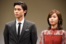 左から磯村勇斗、白石聖。