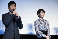 左から西島秀俊、波瑠。