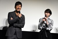 左から西島秀俊、波瑠。