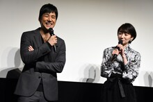 左から西島秀俊、波瑠。