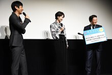 左から西島秀俊、波瑠、波多野貴文。