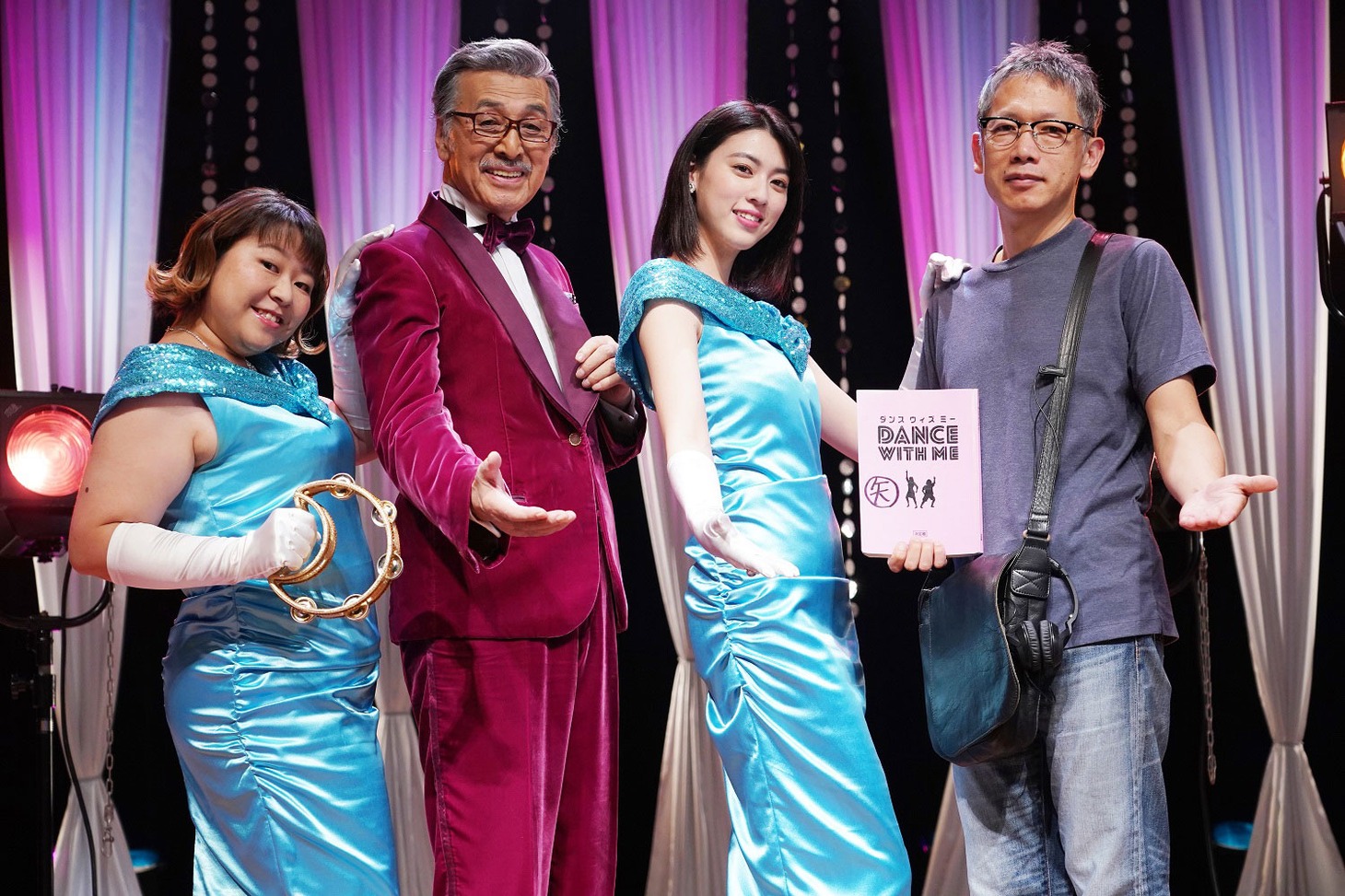 「ダンスウィズミー」撮影現場より。左からやしろ優、宝田明、三吉彩花、矢口史靖。