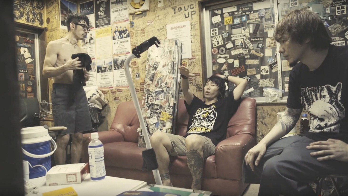 「SOUNDS LIKE SHIT : the story of Hi-STANDARD」