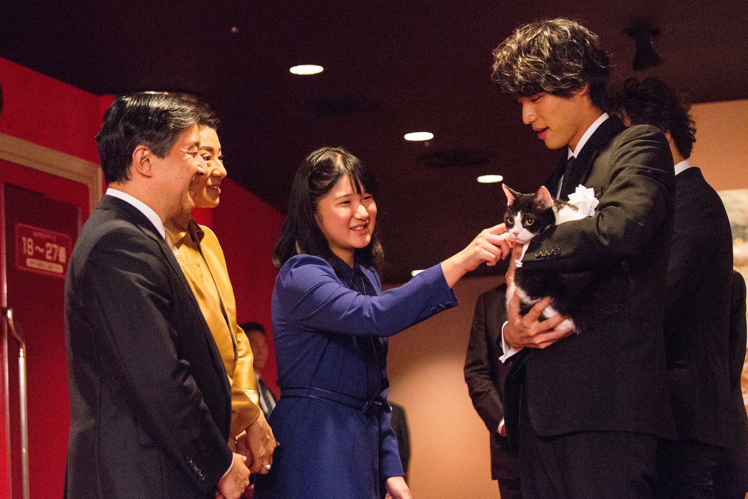 「旅猫リポート」のチャリティ試写会の様子。手前左から皇太子徳仁親王殿下、皇太子徳仁親王妃雅子殿下、愛子内親王殿下、猫のナナと福士蒼汰。