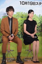 左から佐藤寛太、黒木瞳。