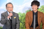 左から伊東四朗、佐藤寛太。