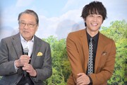 左から伊東四朗、佐藤寛太。