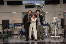 「遠藤憲一と宮藤官九郎の勉強させていただきます」第7話クランクアップ後の様子。左から遠藤憲一、桃井かおり、宮藤官九郎。