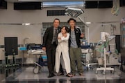 「遠藤憲一と宮藤官九郎の勉強させていただきます」第7話クランクアップ後の様子。左から遠藤憲一、桃井かおり、宮藤官九郎。