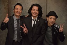 「遠藤憲一と宮藤官九郎の勉強させていただきます」第1話クランクアップ後の様子。左から遠藤憲一、小栗旬、宮藤官九郎。