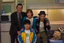 「遠藤憲一と宮藤官九郎の勉強させていただきます」第2話クランクアップ後の様子。後列左から遠藤憲一、仲里依紗、宮藤官九郎。手前は加藤諒。