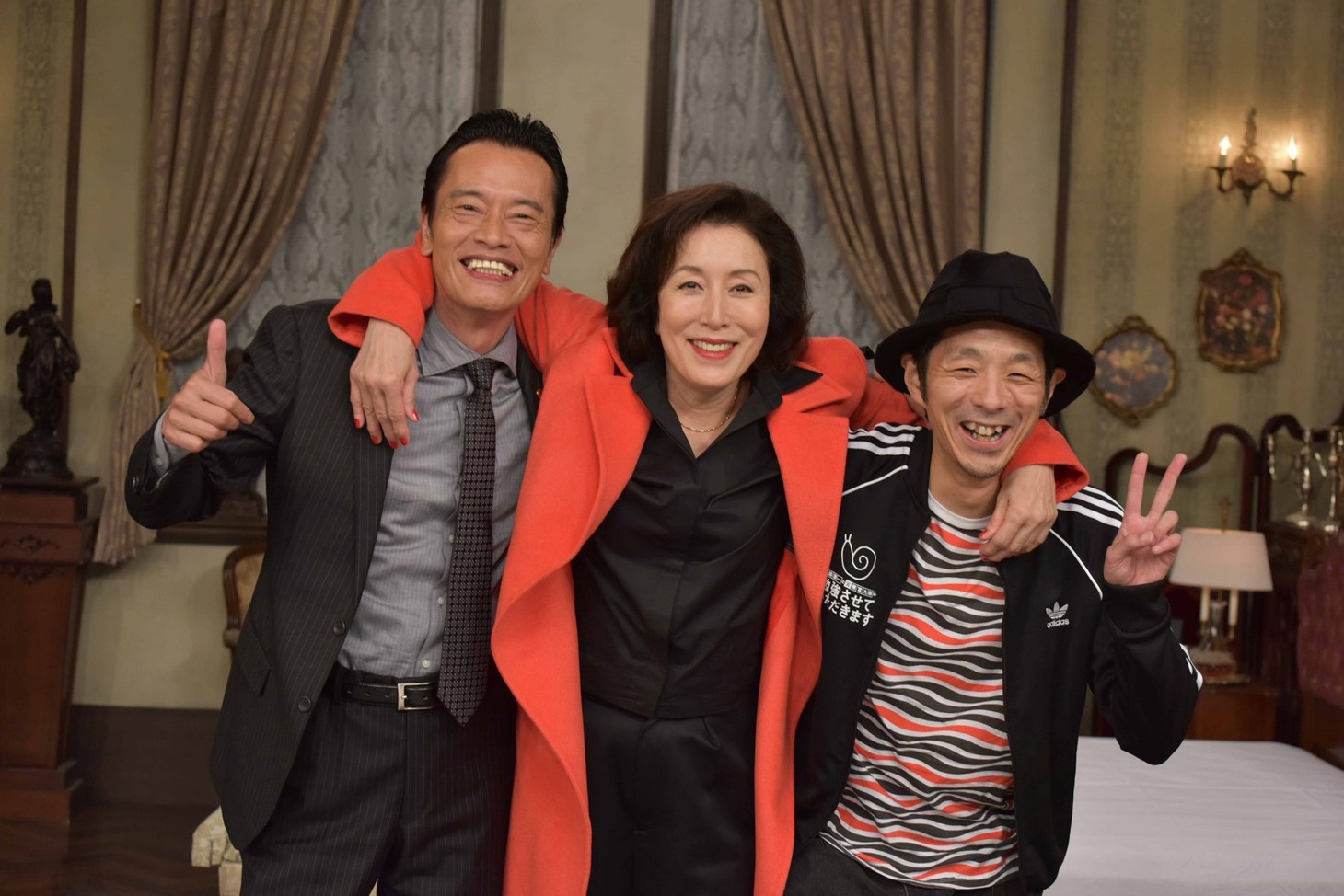 「遠藤憲一と宮藤官九郎の勉強させていただきます」第3話クランクアップ後の様子。左から遠藤憲一、高畑淳子、宮藤官九郎。