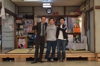 「遠藤憲一と宮藤官九郎の勉強させていただきます」第4話クランクアップ後の様子。左から遠藤憲一、野村周平、宮藤官九郎。