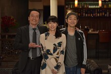 「遠藤憲一と宮藤官九郎の勉強させていただきます」第5話クランクアップ後の様子。左から遠藤憲一、水野美紀、宮藤官九郎。