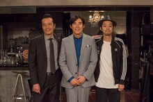 「遠藤憲一と宮藤官九郎の勉強させていただきます」第6話クランクアップ後の様子。左から遠藤憲一、高嶋政伸、宮藤官九郎。