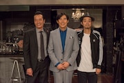 「遠藤憲一と宮藤官九郎の勉強させていただきます」第6話クランクアップ後の様子。左から遠藤憲一、高嶋政伸、宮藤官九郎。