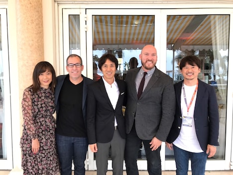 MIPCOMにて。大多亮（中央）と久保田哲史（右）。