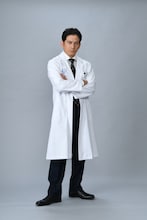 ドラマ「白い巨塔」より、岡田准一演じる財前五郎。