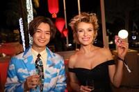 千葉雄大（左）とロシアの女優であるビクトリア・マスロワ（右）。