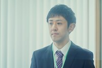 濱津隆之演じる小池誠二郎。