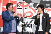 左から福田雄一監督、松山ケンイチ。