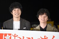 左から松山ケンイチ、染谷将太。