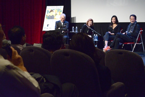 「青いパパイヤの香り」上映後、観客の感想を聞いている様子。