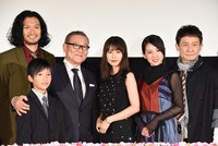 「かぞくいろ―RAILWAYS わたしたちの出発―」完成披露試写会の様子。左から青木崇高、歸山竜成、國村隼、有村架純、桜庭ななみ、木下ほうか。