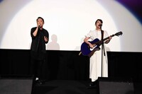熱唱する阿部サダヲ（左）と吉岡里帆（右）。