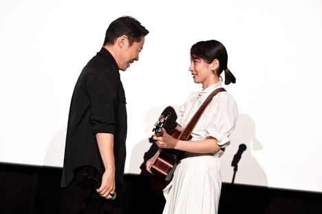 左から阿部サダヲ、吉岡里帆。