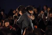 登場時にハグをする佐藤健（右）と高橋一生（左）。