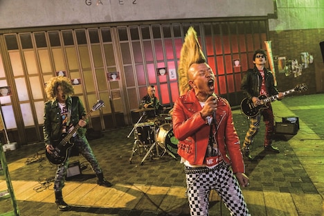 「音量を上げろタコ！なに歌ってんのか全然わかんねぇんだよ!!」