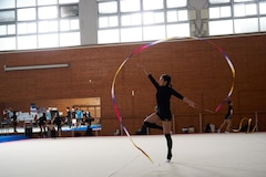 木竜麻生がリボンで華麗に舞う 4カ月の特訓経て臨んだ 鈴木家の嘘 新体操シーン コメントあり 映画ナタリー