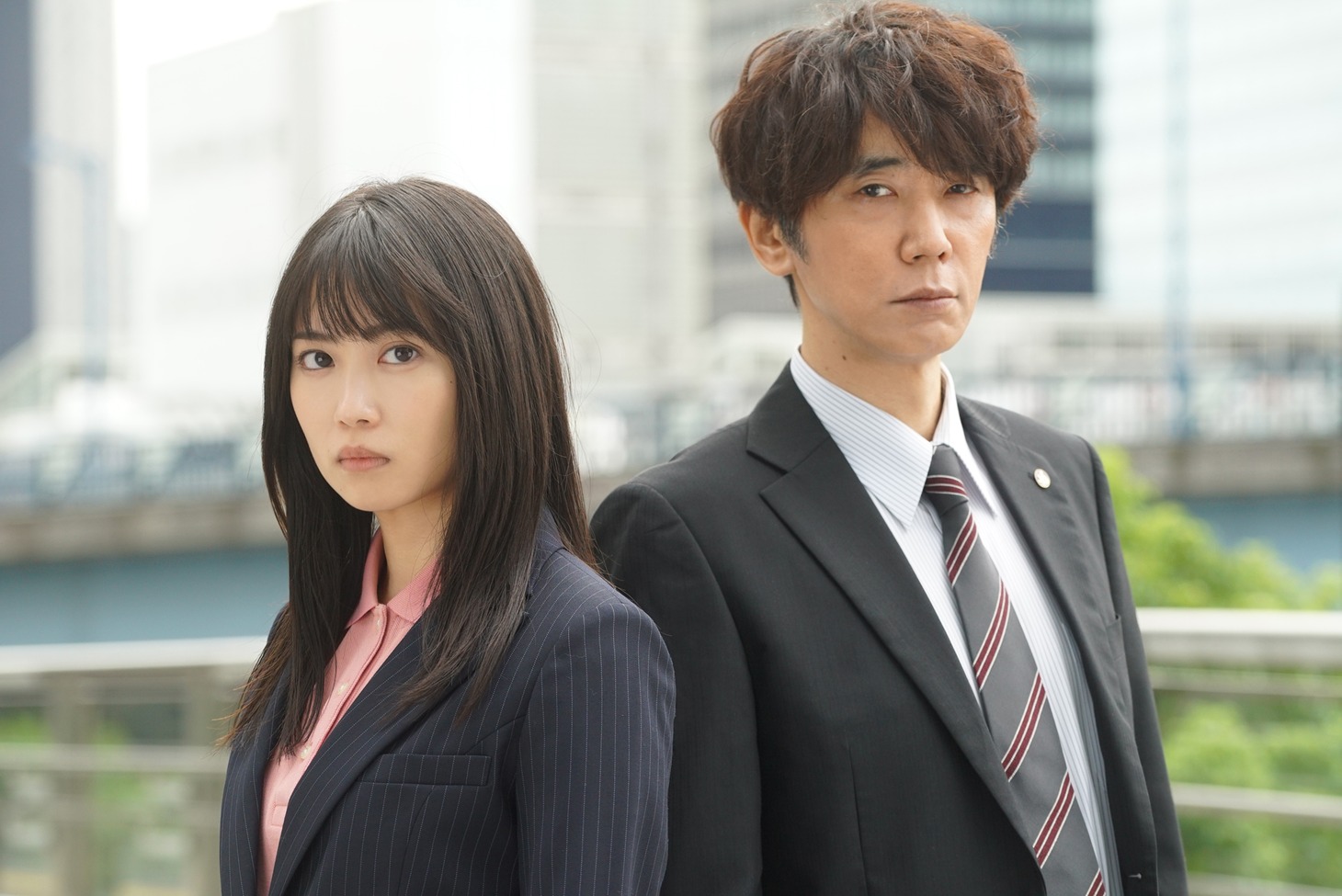 「警部補・碓氷弘一 ～マインド～」より、左から志田未来演じる篠宮梓、ユースケ・サンタマリア演じる碓氷弘一。