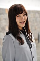 高田里穂演じる泉比奈。